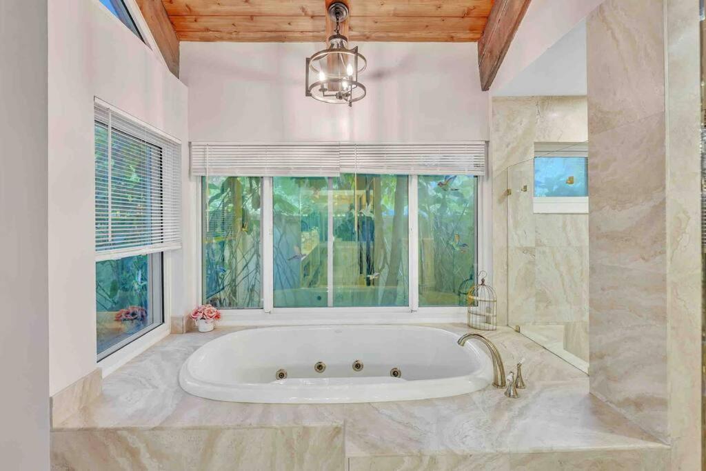 Villa Rare Hidden Getaway Heated Pool 1.5 Acres! Sleeps 16 à Fort Lauderdale Extérieur photo
